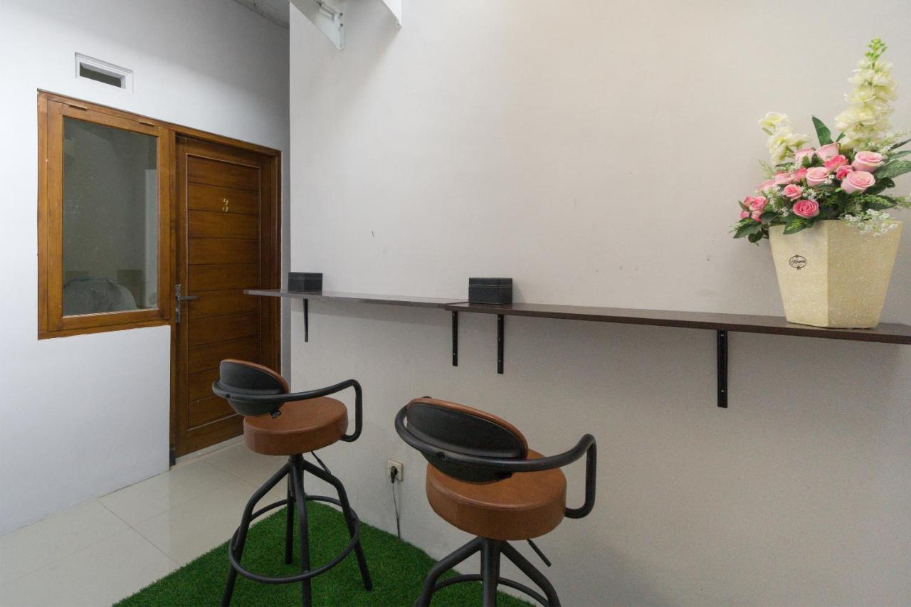 Hotel Oyo 1542 Yessy Mansion Ngabean Zewnętrze zdjęcie